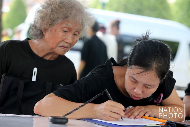(ภาพชุด) พสกนิกรทั่วสารทิศเดินทางไปร่วมลงนามถวายพระพร สมเด็จพระเจ้าอยู่หัว