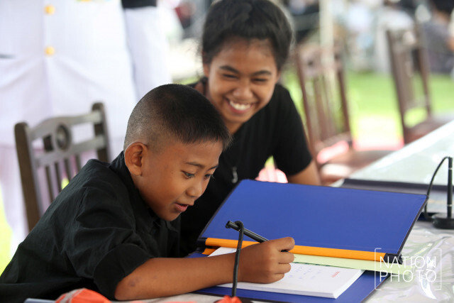 (ภาพชุด) พสกนิกรทั่วสารทิศเดินทางไปร่วมลงนามถวายพระพร สมเด็จพระเจ้าอยู่หัว