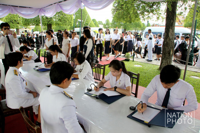 (ภาพชุด) พสกนิกรทั่วสารทิศเดินทางไปร่วมลงนามถวายพระพร สมเด็จพระเจ้าอยู่หัว