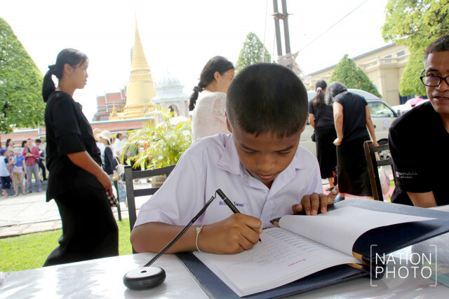 (ภาพชุด) พสกนิกรทั่วสารทิศเดินทางไปร่วมลงนามถวายพระพร สมเด็จพระเจ้าอยู่หัว