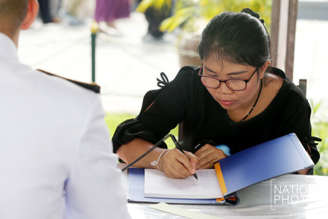 (ภาพชุด) พสกนิกรทั่วสารทิศเดินทางไปร่วมลงนามถวายพระพร สมเด็จพระเจ้าอยู่หัว