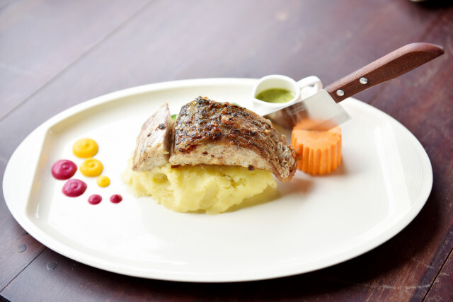 The old friends by lake and cottages ร้านอาหารสไตล์อังกฤษ ริมอ่างเก็บน้ำ โคราช
