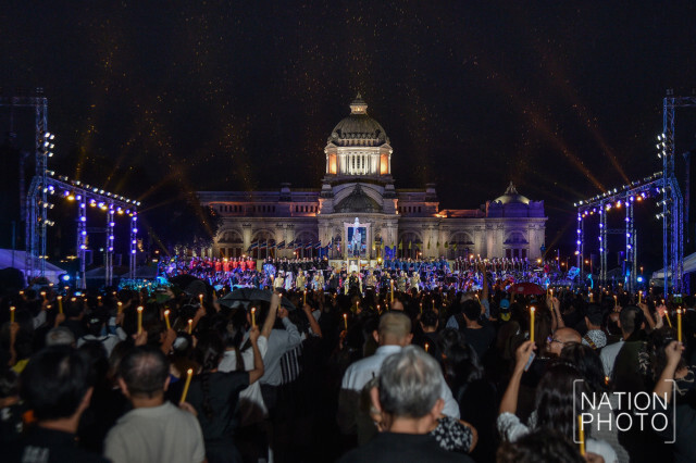 พสกนิกรจุดเทียนชัยถวายพระพรในหลวง