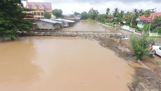 ต.เนินกุ่ม พิษณุโลก อ่วม น้ำล้นคลองท่วมหลายหมู่บ้าน