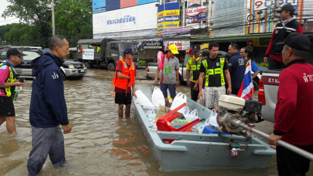"ตำรวจน้ำ-คอมมาโด" นำเรือท้องแบน เจ็ทสกี ข้าวสารอาหารแห้ง ช่วยชาวบ้าน