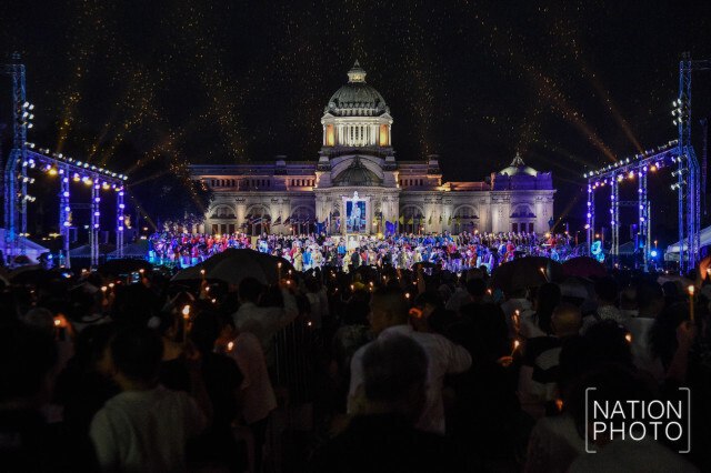 พสกนิกรจุดเทียนชัยถวายพระพรในหลวง