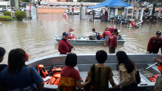 "ตำรวจน้ำ-คอมมาโด" นำเรือท้องแบน เจ็ทสกี ข้าวสารอาหารแห้ง ช่วยชาวบ้าน