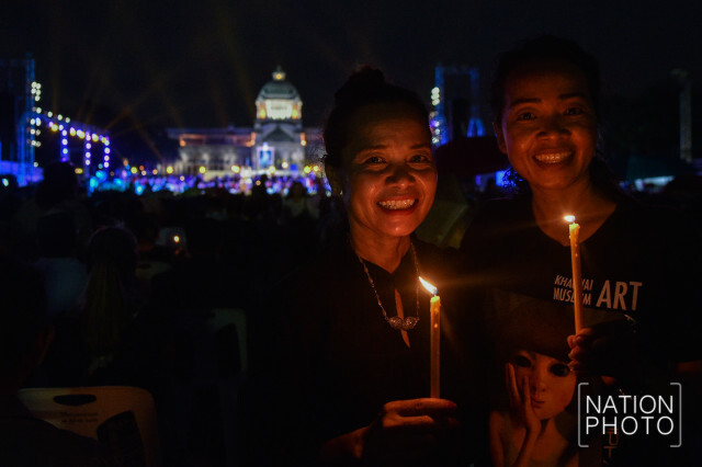 พสกนิกรจุดเทียนชัยถวายพระพรในหลวง