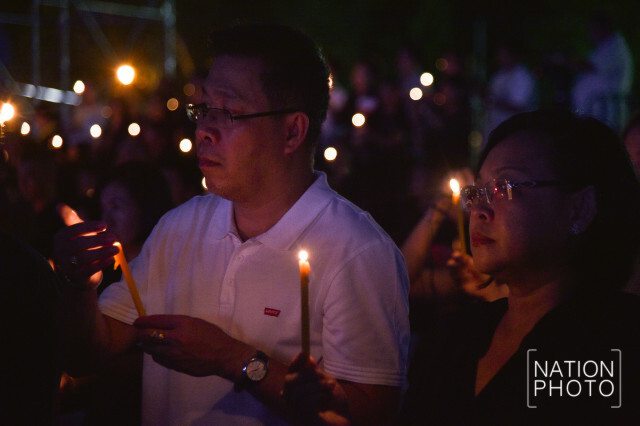 พสกนิกรจุดเทียนชัยถวายพระพรในหลวง