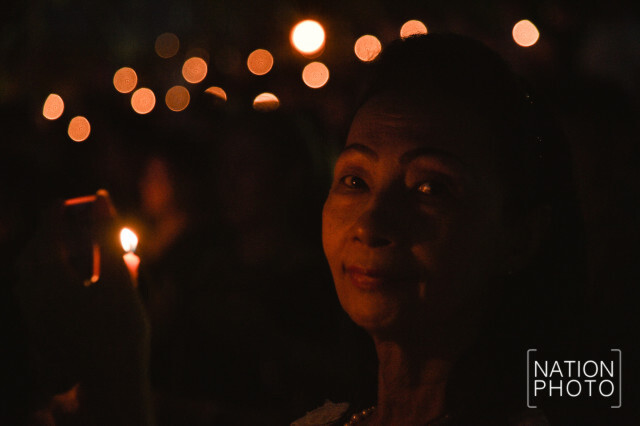 พสกนิกรจุดเทียนชัยถวายพระพรในหลวง
