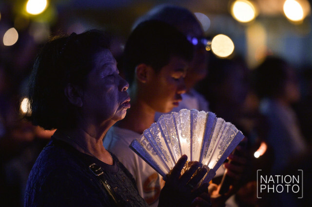 พสกนิกรจุดเทียนชัยถวายพระพรในหลวง