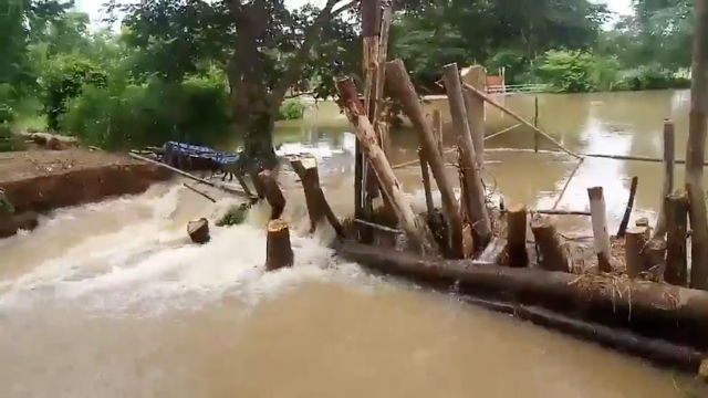 เร่งซ่อมพนังดินแตกใน ต.น้ำกุ่มยาว