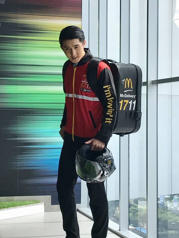 พนักงานส่งแมคโคตรหล่อ"เดือน"โลจิสติกส์มทร.พระนคร
