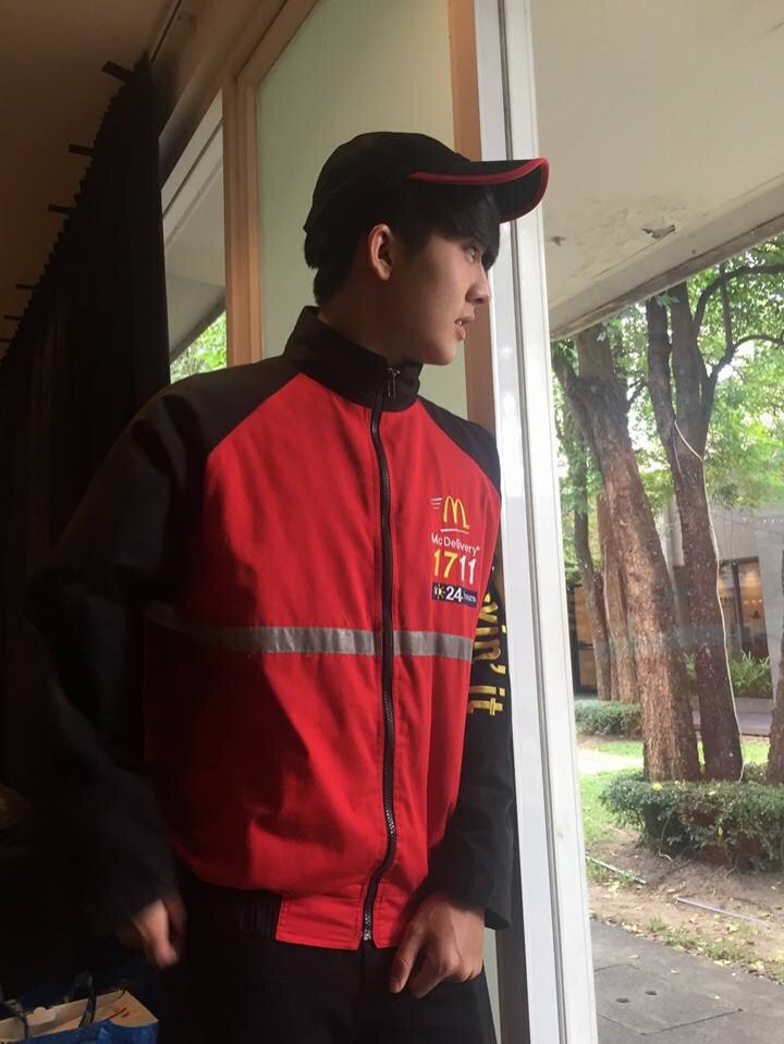 พนักงานส่งแมคโคตรหล่อ"เดือน"โลจิสติกส์มทร.พระนคร