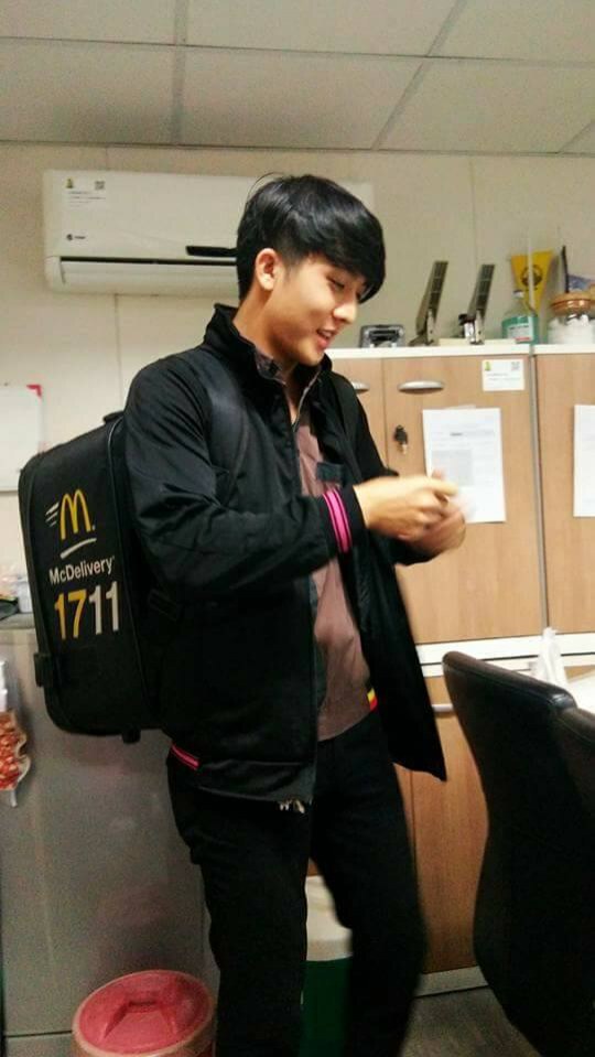 พนักงานส่งแมคโคตรหล่อ"เดือน"โลจิสติกส์มทร.พระนคร