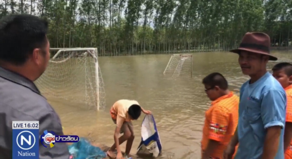 น้ำใน "ลำห้วยสงคราม" ยังสูง ทะลักท่วมถนนและที่นา น้ำใน "ลำห้วยสงคราม" ยังสูง ทะลักท่วมถนนและที่นา