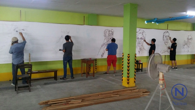 ศิลปิน จ.พิษณุโลก กว่า 50 คน ร่วมวาดภาพในหลวงร.9 บนผ้าใบยาว 249 เมตร