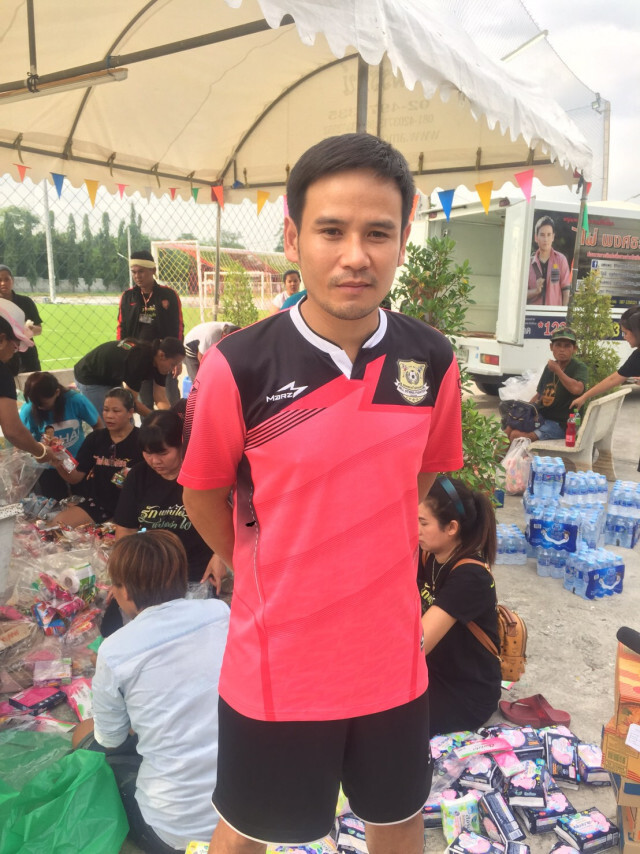 ไผ่ พงศธร จัดเตะบอล หารายได้ช่วยผู้ประสบภัยน้ำท่วม