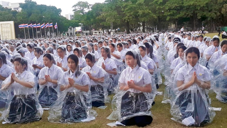 นิสิตจุฬาฯ ร่วมใจถวายบังคม2 รัชกาลท่ามกลางสายฝน