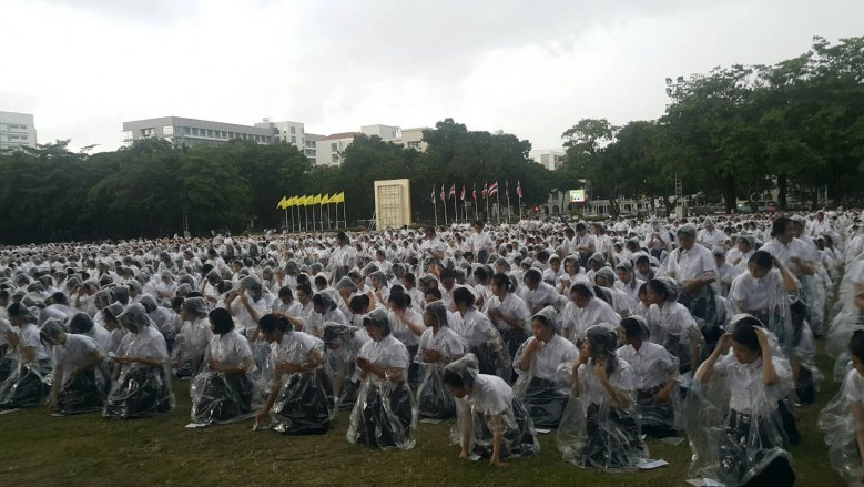 นิสิตจุฬาฯ ร่วมใจถวายบังคม2 รัชกาลท่ามกลางสายฝน