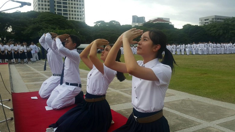 นิสิตจุฬาฯ ร่วมใจถวายบังคม2 รัชกาลท่ามกลางสายฝน