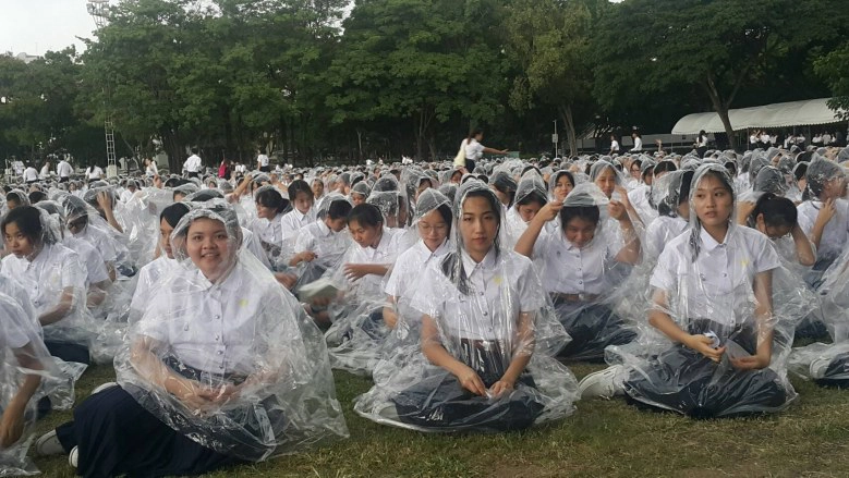 นิสิตจุฬาฯ ร่วมใจถวายบังคม2 รัชกาลท่ามกลางสายฝน