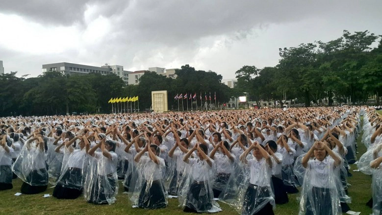 นิสิตจุฬาฯ ร่วมใจถวายบังคม2 รัชกาลท่ามกลางสายฝน