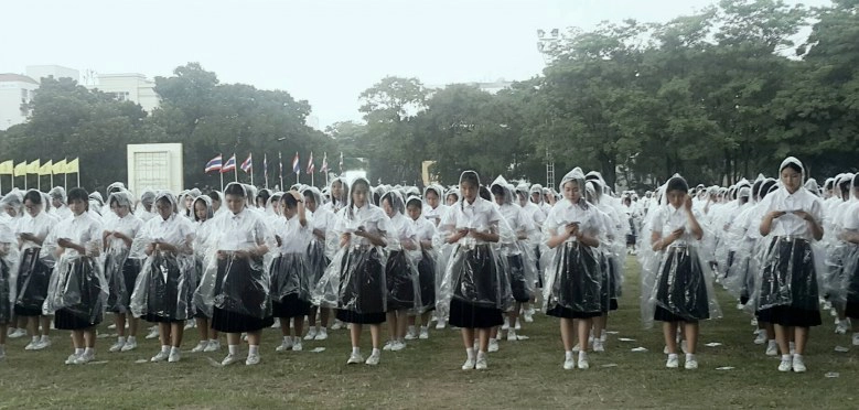 นิสิตจุฬาฯ ร่วมใจถวายบังคม2 รัชกาลท่ามกลางสายฝน