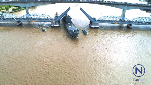 (คลิป) เรือหลวงสุรินทร์ ชนสะพานกรุงเทพ