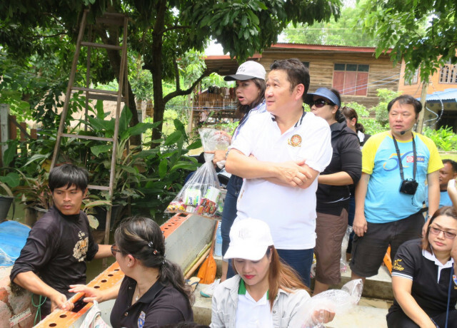 " นิด้า ร่วมใจ ช่วยภัย น้ำท่วม"