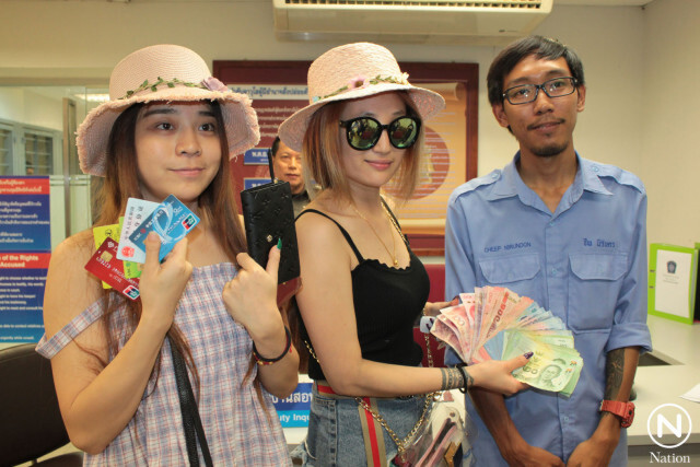 แท็กซี่น้ำใจงาม! นำกระเป๋าสตางค์นักท่องเที่ยวที่ลืมไว้ในรถส่งคืนเจ้าของ