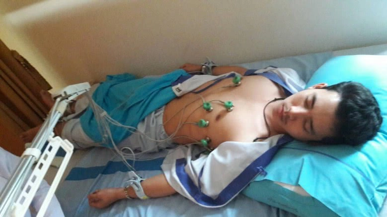 แฟนคลับตกใจ 'เบิ้ล ปทุมราช' ถูกหามเข้าโรงพยาบาล 