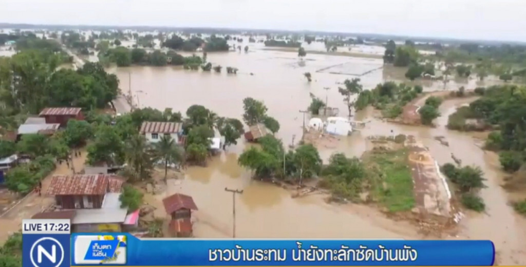 ชาวบ้านระทม น้ำยังทะลักซัดบ้านพัง ชาวบ้านระทม น้ำยังทะลักซัดบ้านพัง