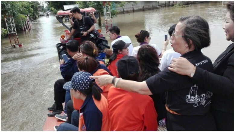 มตช.ช่วยปชช.น้ำท่วมที่ ต.วังยาง จ.นครพน