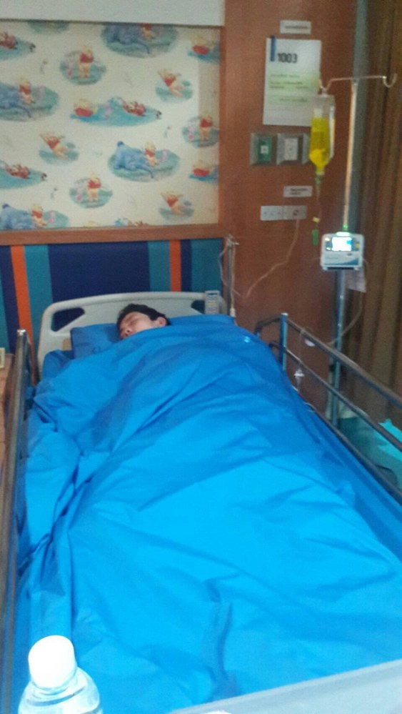 แฟนคลับตกใจ 'เบิ้ล ปทุมราช' ถูกหามเข้าโรงพยาบาล 