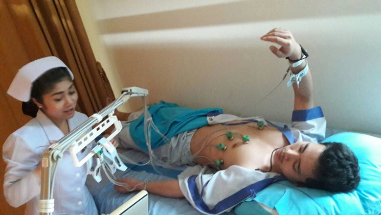 แฟนคลับตกใจ 'เบิ้ล ปทุมราช' ถูกหามเข้าโรงพยาบาล 