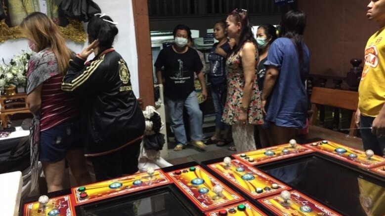 จับบ่อนถั่วหยิบย่านบางโพ ได้นักพนัน 19 คน จับบ่อนถั่วหยิบย่านบางโพ ได้นักพนัน 19 คน
