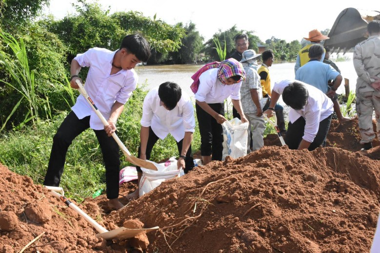 นิสิตมมส ลงพื้นที่ช่วยชาวบ้านซ่อมพนังกันน้ำท่วม 