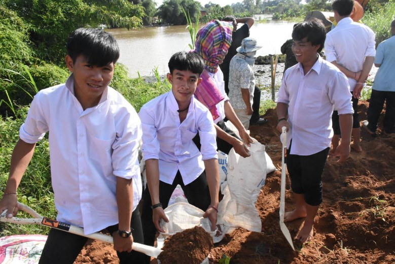 นิสิตมมส ลงพื้นที่ช่วยชาวบ้านซ่อมพนังกันน้ำท่วม 