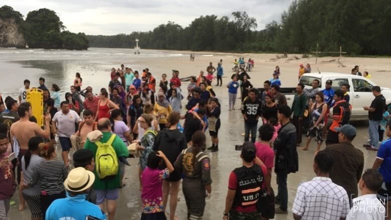 คลื่นแรงซัดเรือหางยาวล่ม! คลื่นแรงซัดเรือหางยาวล่ม!