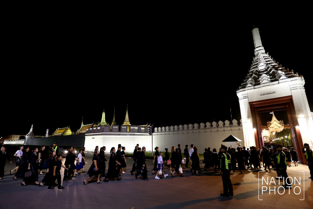 ประชาชนเข้ากราบสักการะพระบรมศพ รัชกาลที่ 9 ประชาชนเข้ากราบสักการะพระบรมศพ รัชกาลที่ 9