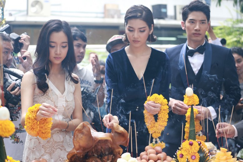 'วี' ควง  'กีตาร์' นำทีมนักแสดงบวงสรวงละครเรื่องใหม่