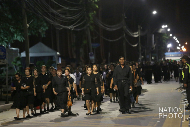 ประชาชนเข้ากราบสักการะพระบรมศพ รัชกาลที่ 9