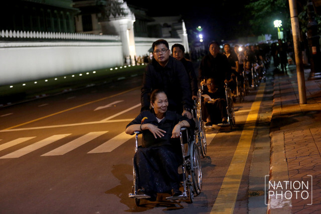 ประชาชนเข้ากราบสักการะพระบรมศพ รัชกาลที่ 9
