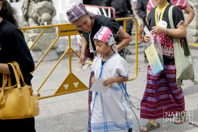 ชาวเขาโครงการหลวงเดินทางมากราบสักการะพระบรมศพ รัชกาลที่ 9