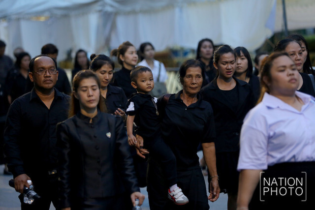 ประชาชนเข้ากราบสักการะพระบรมศพ รัชกาลที่ 9