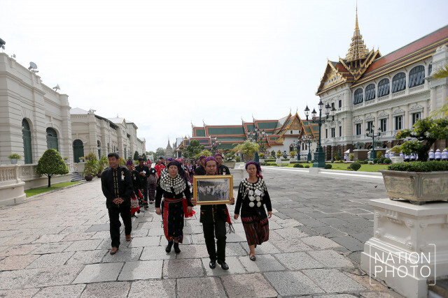 ชาวเขาโครงการหลวงเดินทางมากราบสักการะพระบรมศพ รัชกาลที่ 9