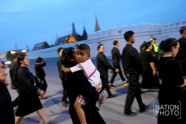 ประชาชนเข้ากราบสักการะพระบรมศพ รัชกาลที่ 9