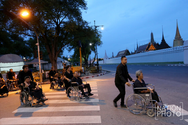 ประชาชนเข้ากราบสักการะพระบรมศพ รัชกาลที่ 9