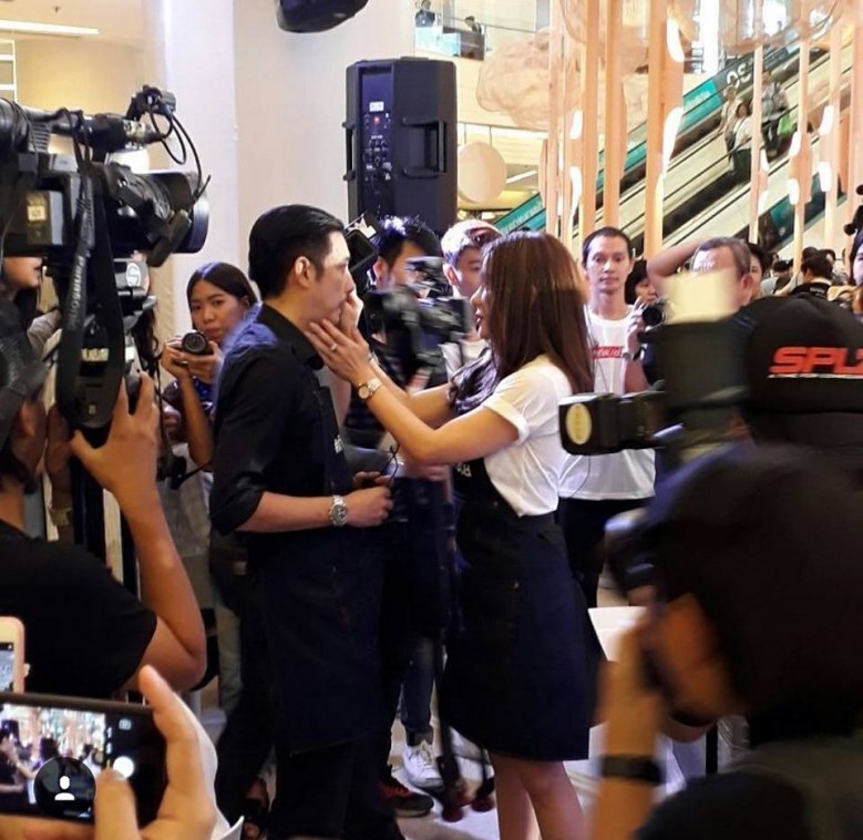 น่ารักมุ้งมิ้ง "หนุ่ม-นิโคล" ควงคู่หวานออกงานช่วยน้ำท่วม